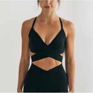Alphalete Surface Wrap Bra in Black